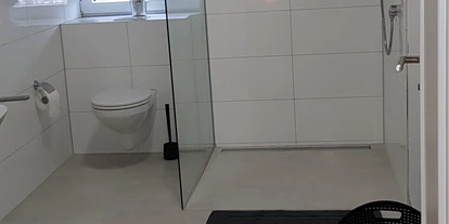 Monteurwohnung - Badezimmer: Gemeinschaftsbad - Harsewinkel - Badezimmer - netroom`S